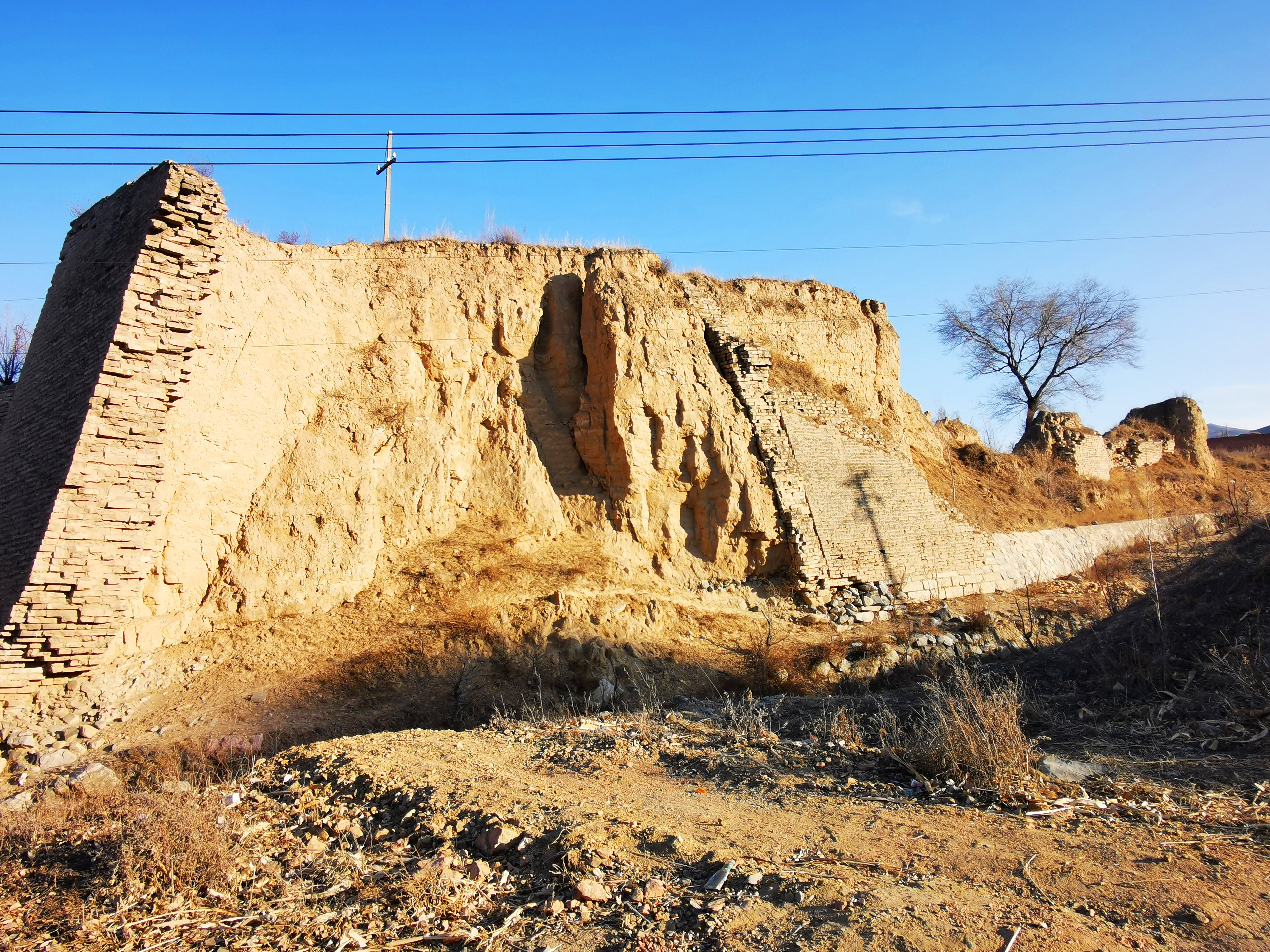 新广武村,一座古长城脚下的屯兵城堡,有"金斗银簸箕"之称