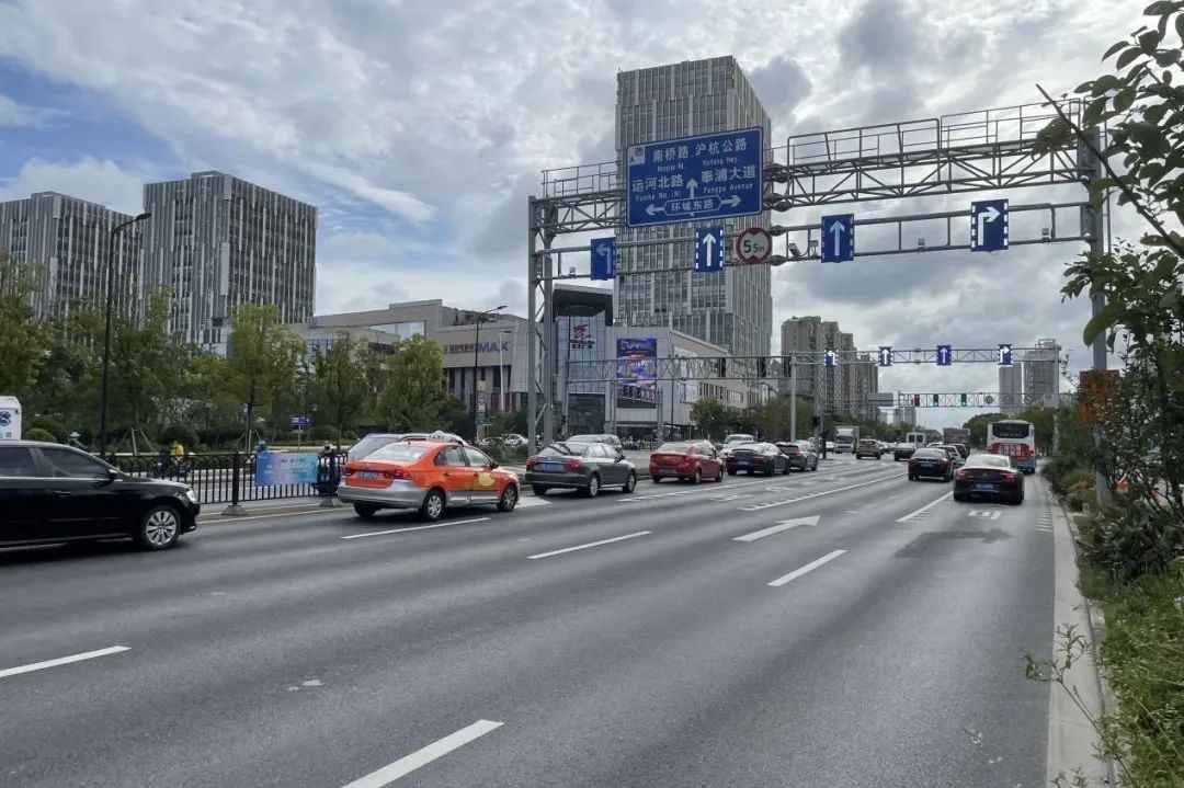 航南公路(环城东路东进口) 将航南公路(环城东路)原东进口4根车道的第