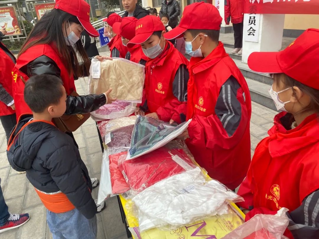 「校园采风」爱心捐赠 温暖人心——淇县阳光小学志愿者服务队开展
