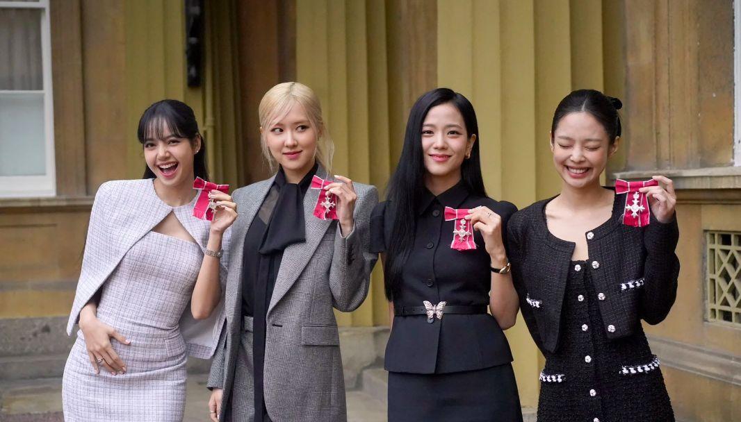 lisa被英国王授予帝国勋章,金珍妮眼神谄媚引争议