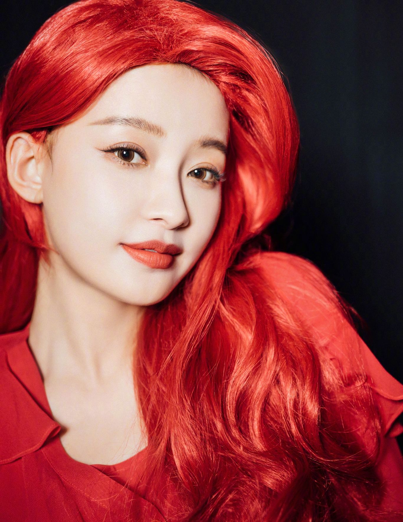 孙怡红色长发造型优雅灵动写真