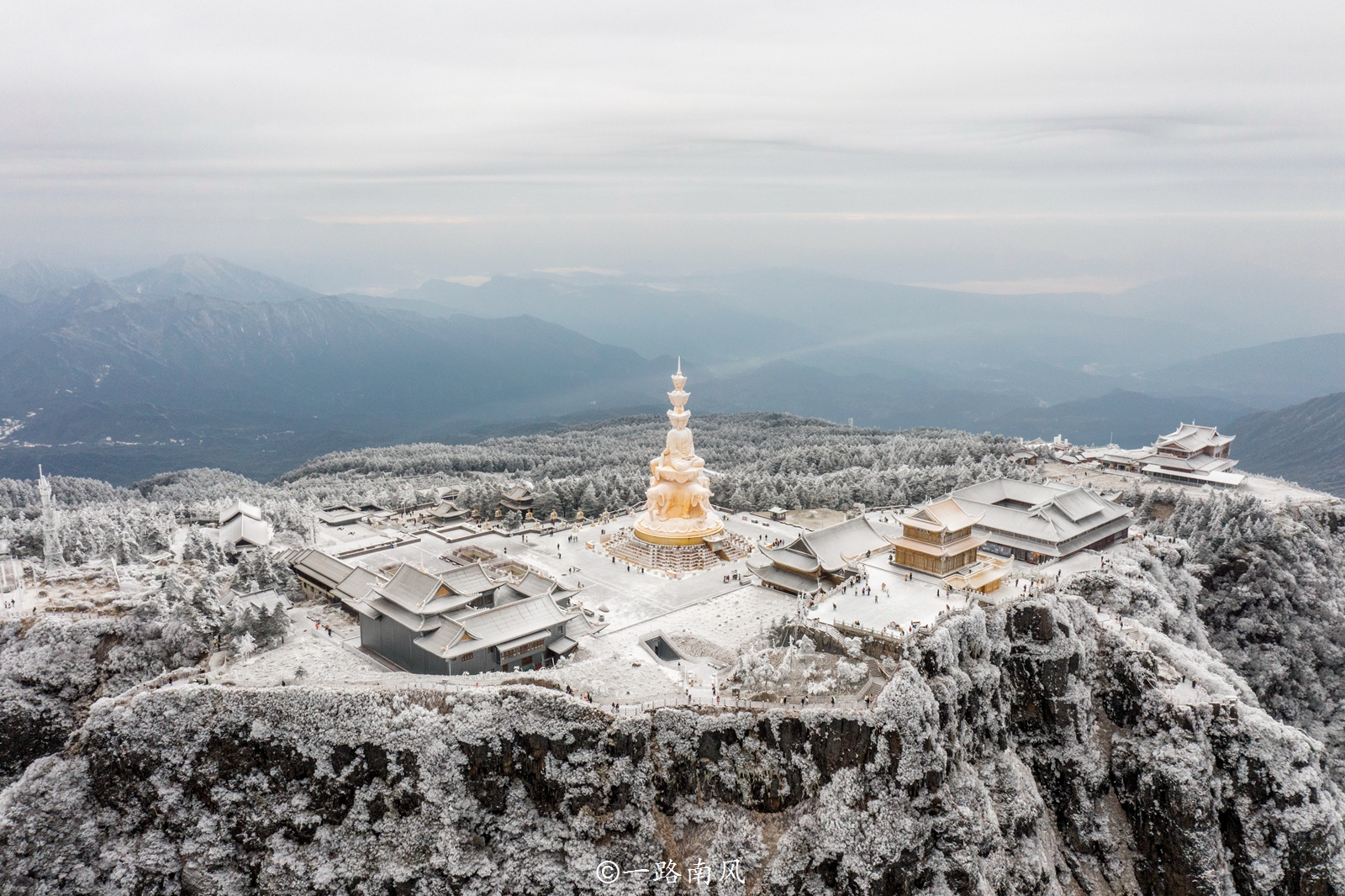 冬天一定要去一次四川峨眉山,一下雪就变成仙境,宛如在画里行走