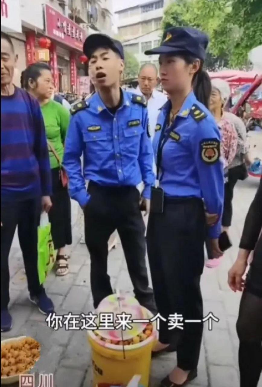 流里流气, 手插裤兜, 弯眉斜眼, 趾高气扬 这形象跟混迹社会的小混混