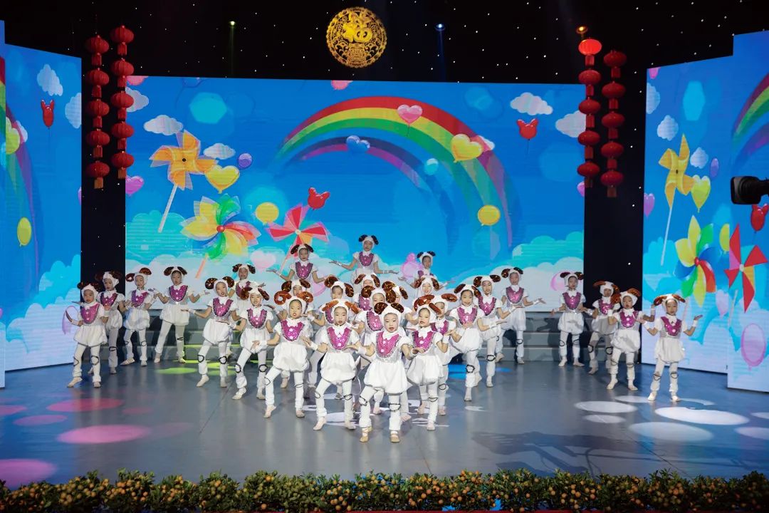 杨柳青青》表演:陆老师艺术培训学校《魔法变变变》表演:星诺少儿模特