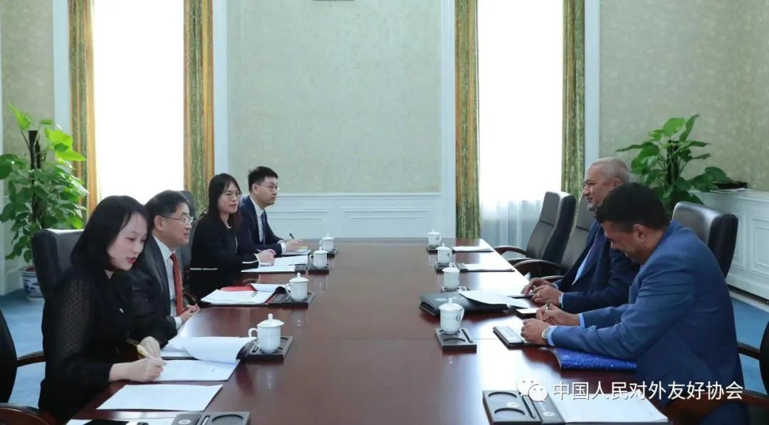 姜江副会长会见佛得角驻华大使阿林多·多罗萨里奥