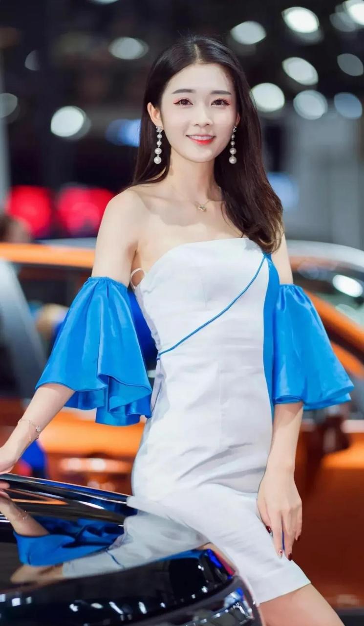 李凉凉——抖音十大美女车模之一 李凉凉是一位拥有清新自然气质和