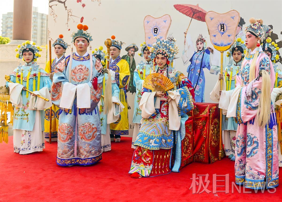 "武汉有戏"进黄鹤楼,游客"赏戏"也"入戏"