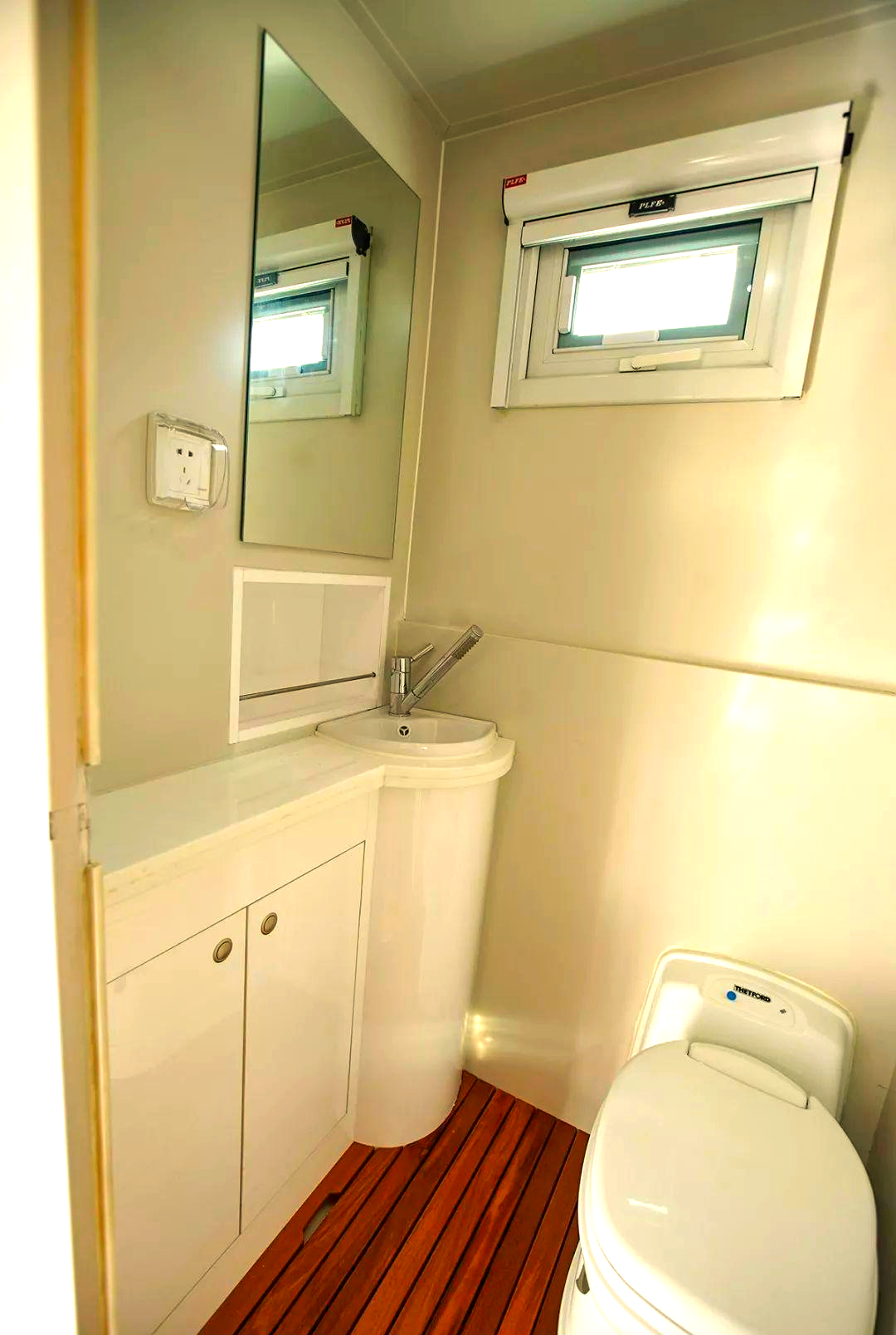 国产越野房车惊艳亮相,狼骑士man四驱越野房车引领市场新风尚