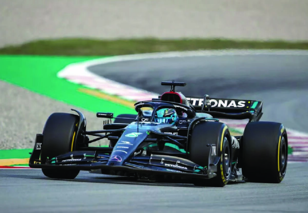 f1西班牙站:尴尬了!拉塞尔错把汗水当成雨水,险些酿成大错!