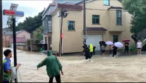 壹现场|应对台风"烟花"来袭 杭州萧山机场25日将取消90%以上航班