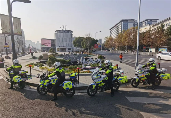 无锡交警铁骑图片