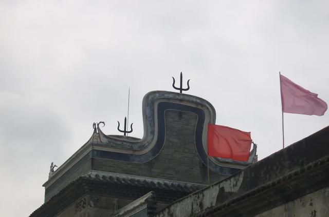 "锅耳"状的封火山墙及挑头装饰