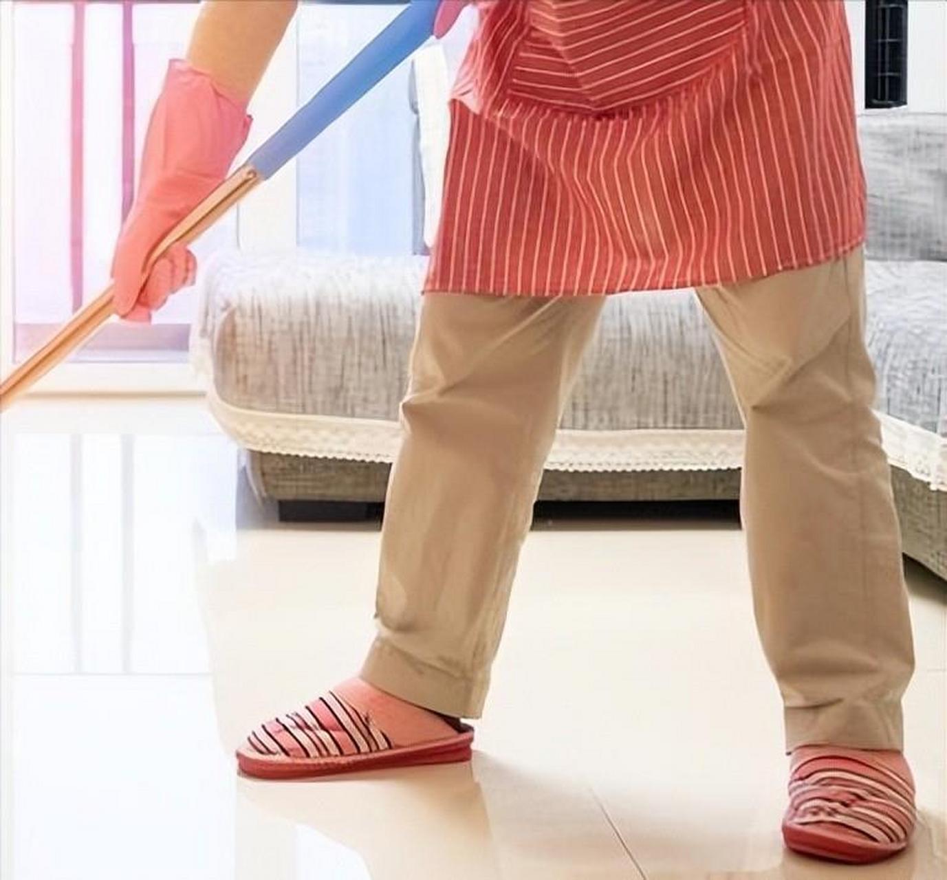 河南一男子趁着妻子回娘家无人打扫卫生之际,加了一名女保洁员为好友