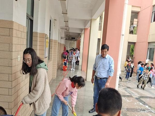 迎检查 净校园——扬州大学教科院附属竹西小学开展校园大扫除活动