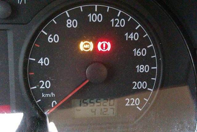 abs故障灯亮了,可以继续开吗?