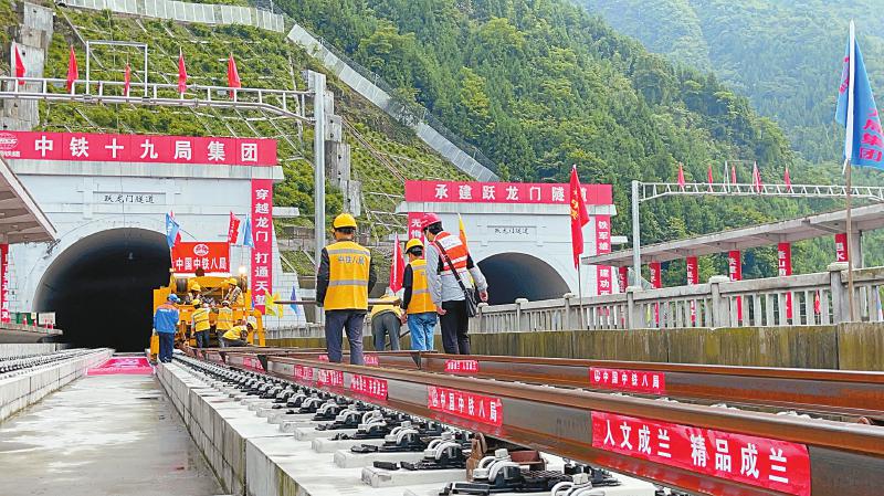 成兰铁路成川段铺轨进入高原段 铁轨首次"爬"上川西高原