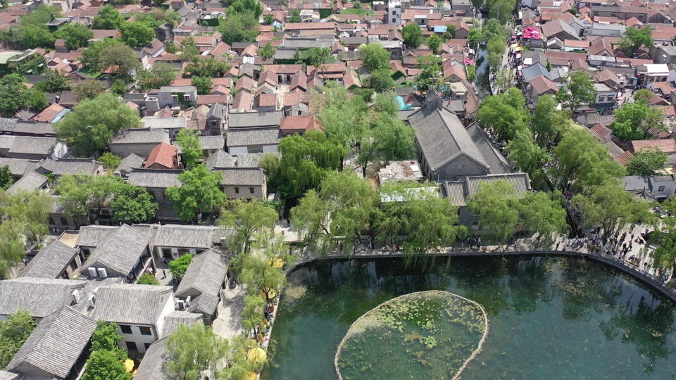 盛夏时节,济南四十多条明清古街巷构成的明府城尽显古朴典雅