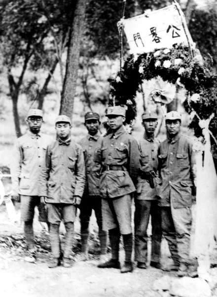 两人都当过115师代师长,一人成元帅,一人却在授衔前含冤去世