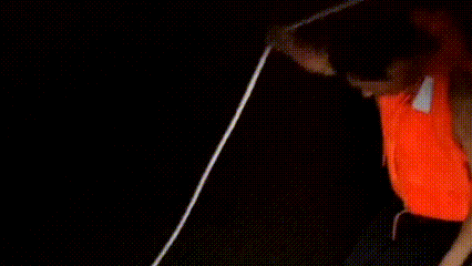 千钧一发之际,辅警黄文琪抓着救生圈一头扎进河中