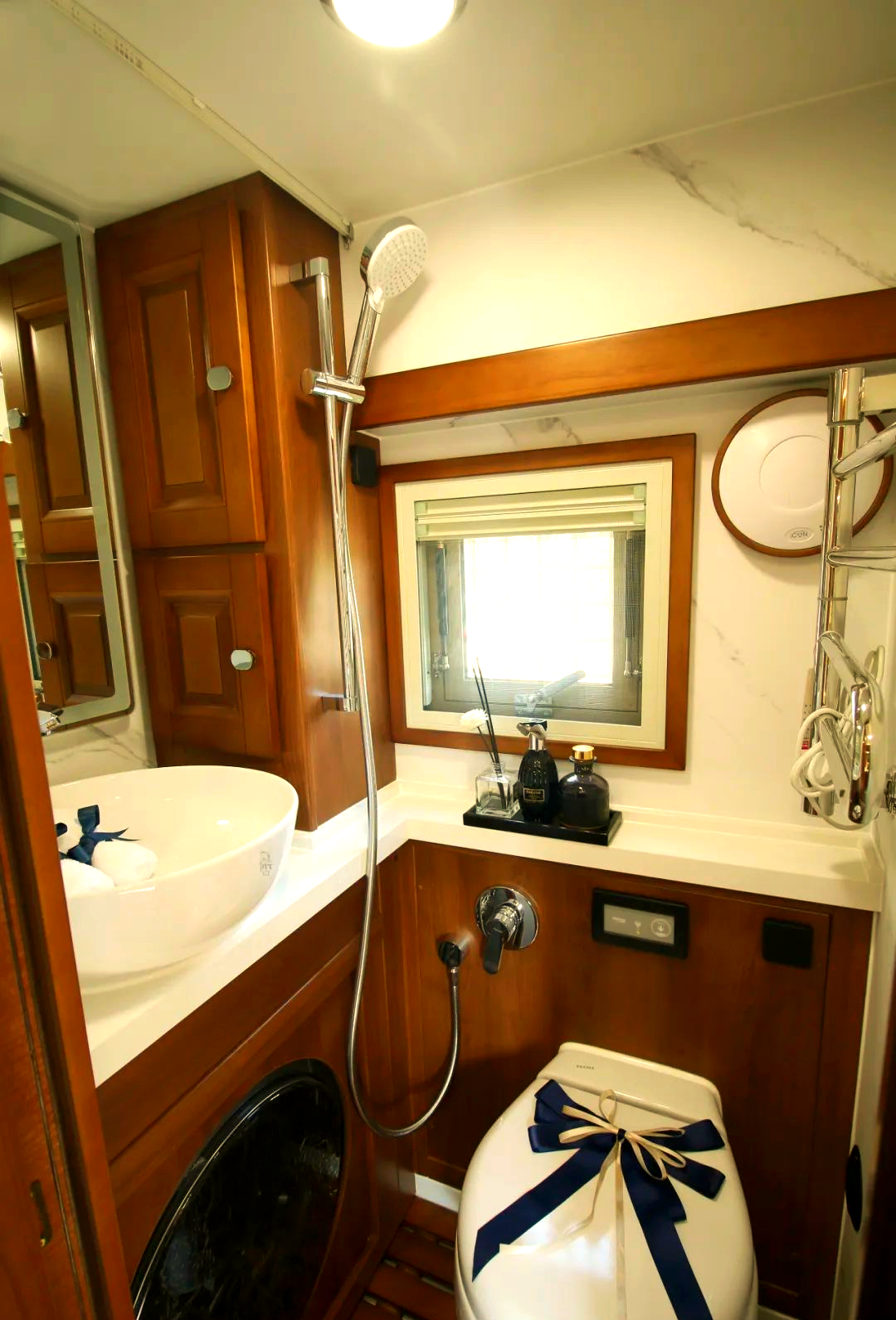 卫生间内,智能化妆镜,舒适的淋浴花洒,实用的电热毛巾架,便捷的洗衣机