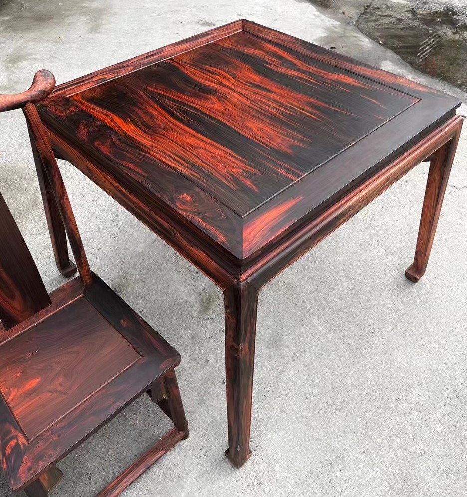 高的油性,木质性情稳定,不容易开裂,老料的大红酸枝颜色一般是黑红色