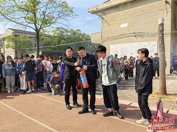 中河口镇中学:开展消防演习 筑牢校园安全防护墙