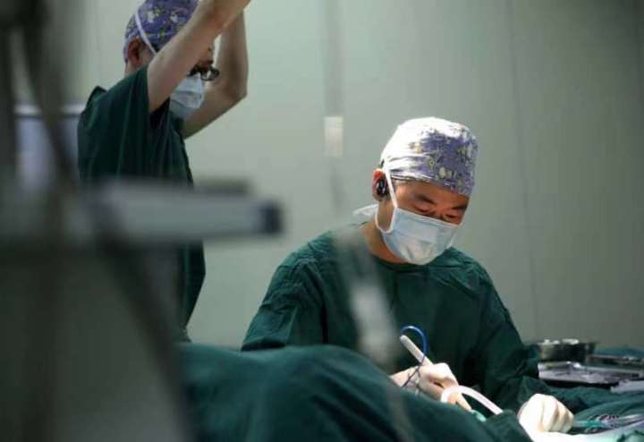 上得了手术台玩得转乐队,湖州外科医生彭福生有两把"手术刀"