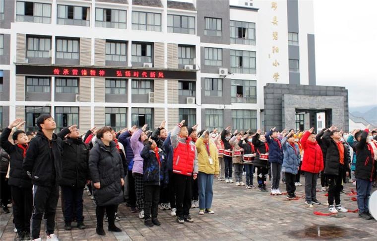 黟县碧阳小学:大手拉小手 学习雷锋路上走