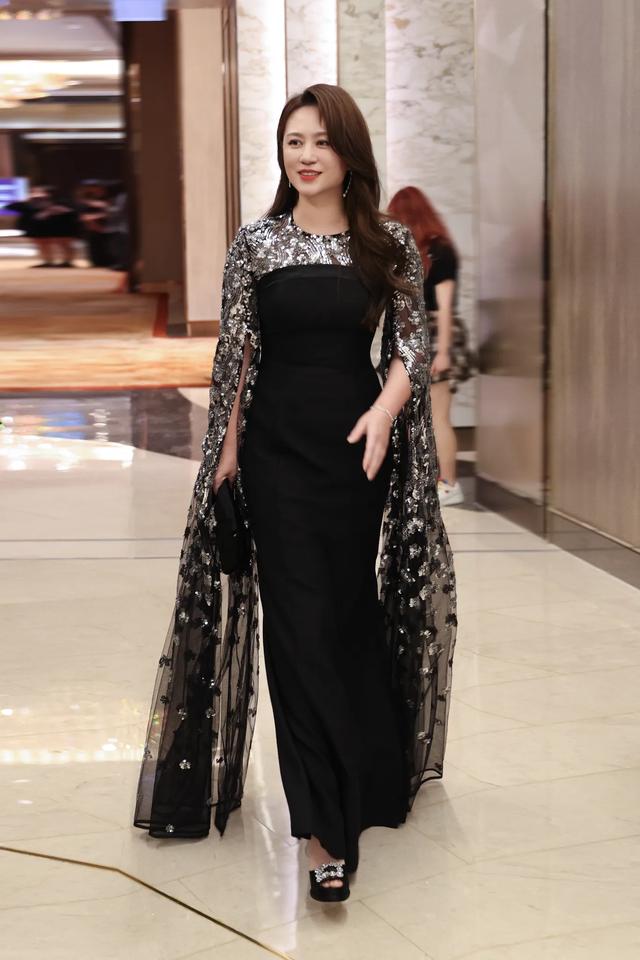 马丽亮相喜人之夜盛典,穿黑金拼接礼服,难得留起长发,又飒又美