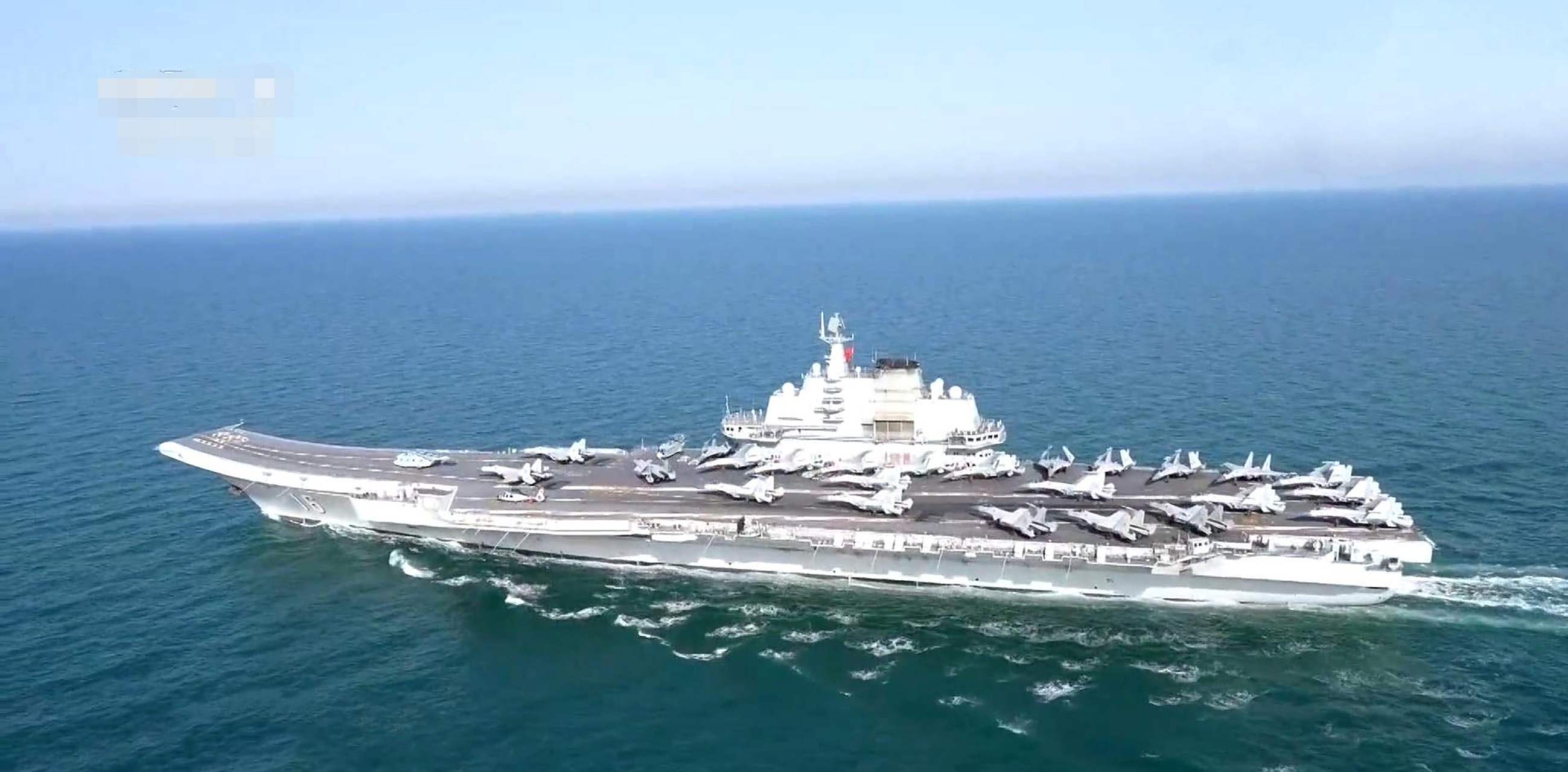 中国海军辽宁号航母和山东号航母,歼-15舰载机全甲板状态对比.