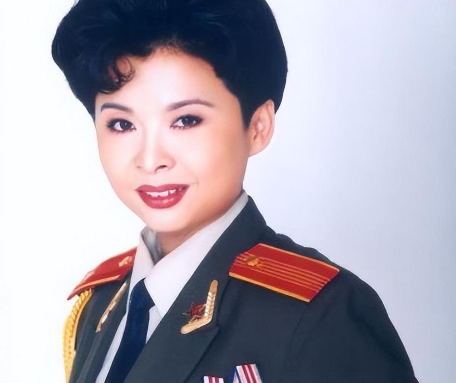 董文华是一位中国著名的女高音歌唱家,她在很小的时候就展露了歌唱的