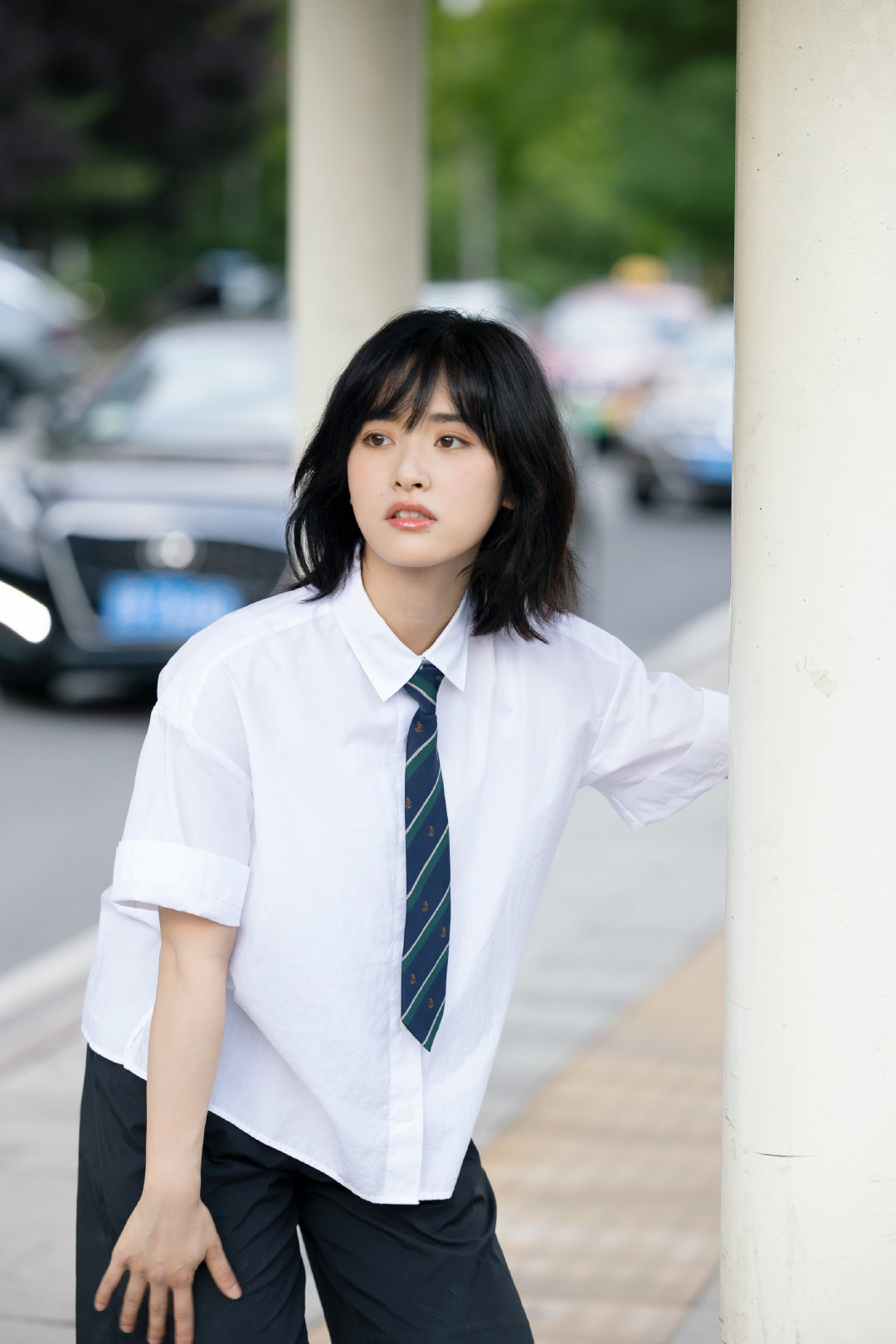 丨 沈月小美女的校服写真让人飞速穿越回青春纪念册