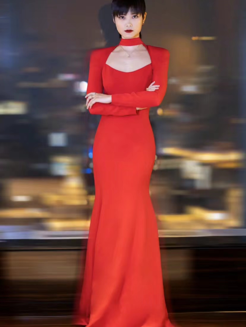 李宇春的春晚造型很有女人味,红色鱼尾裙 项链,优雅好看显身材