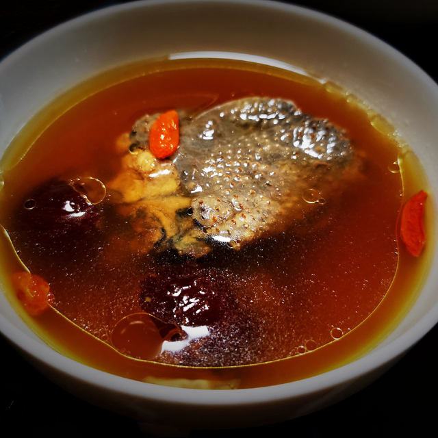 药膳乌鸡煲,暖胃更暖心,营养丰富