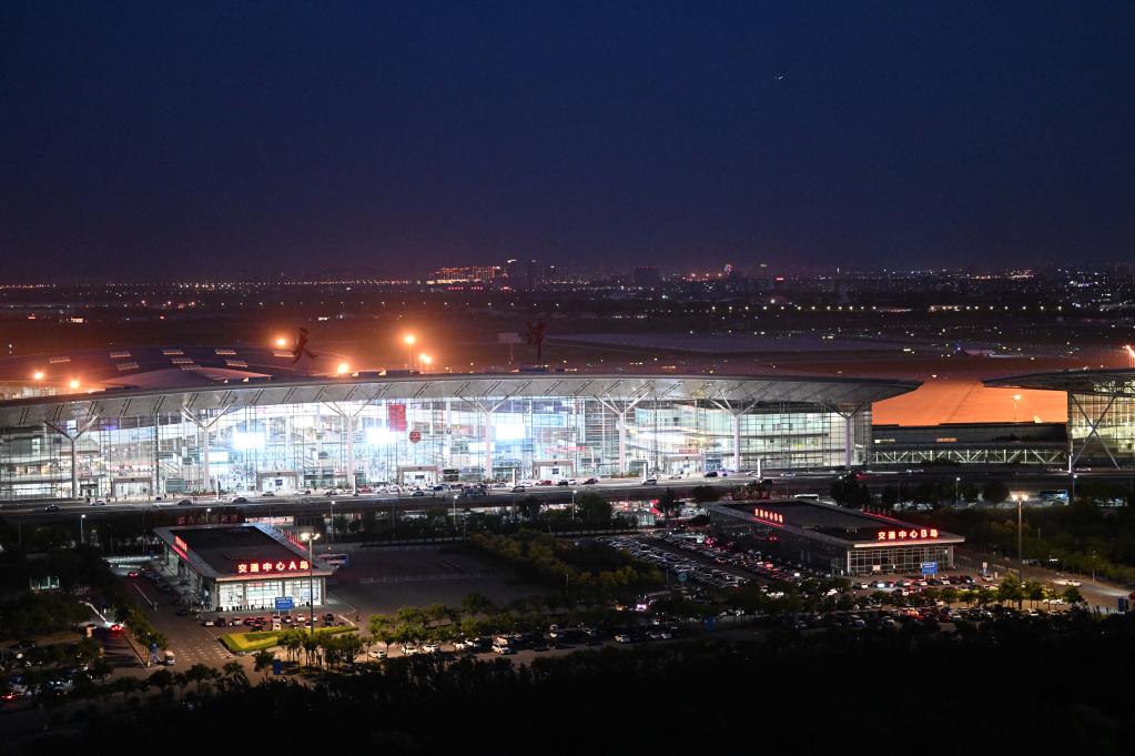 夜空中,一条航线见证复苏新前景