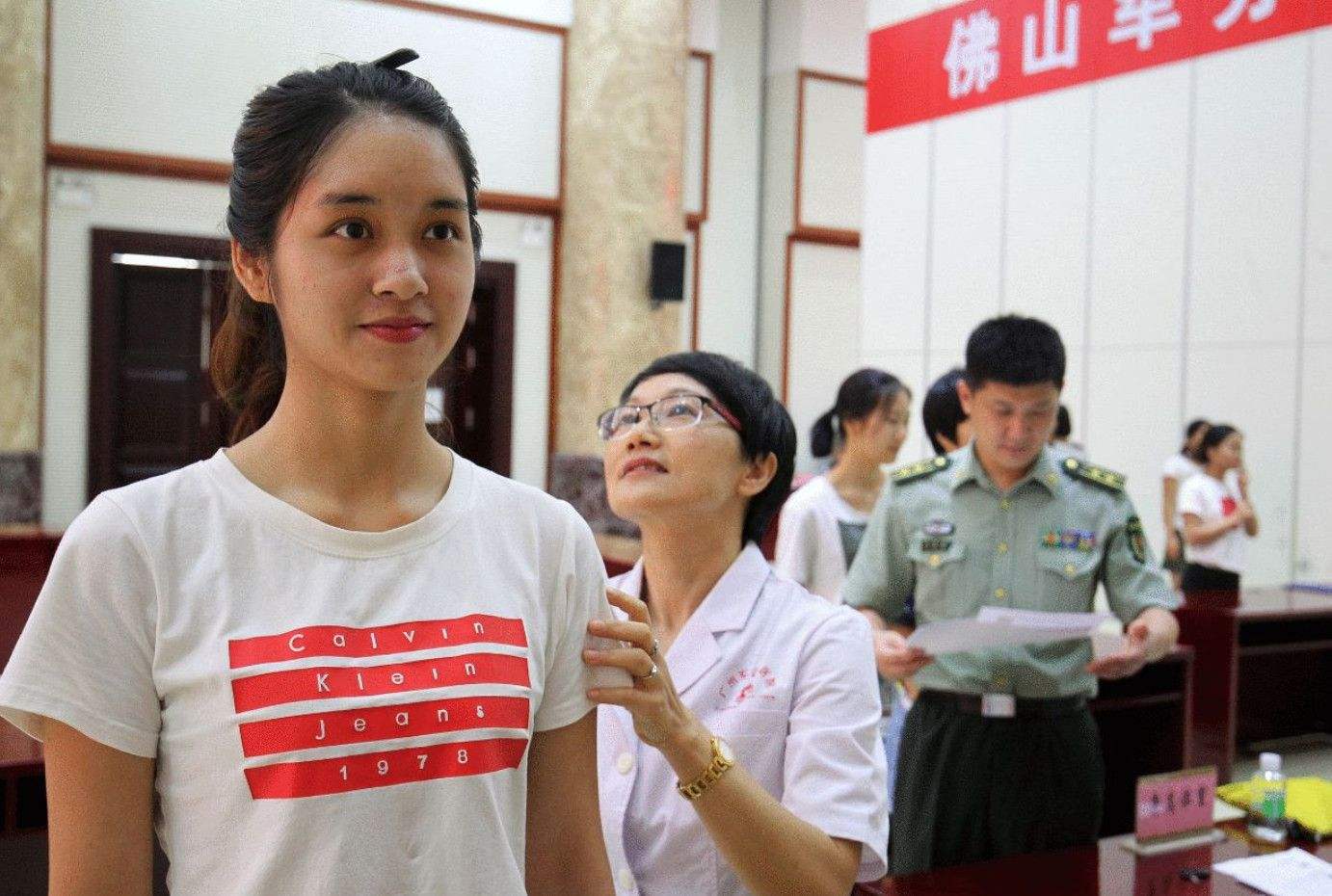 实拍女兵体检的过程,看她们不平常的一面