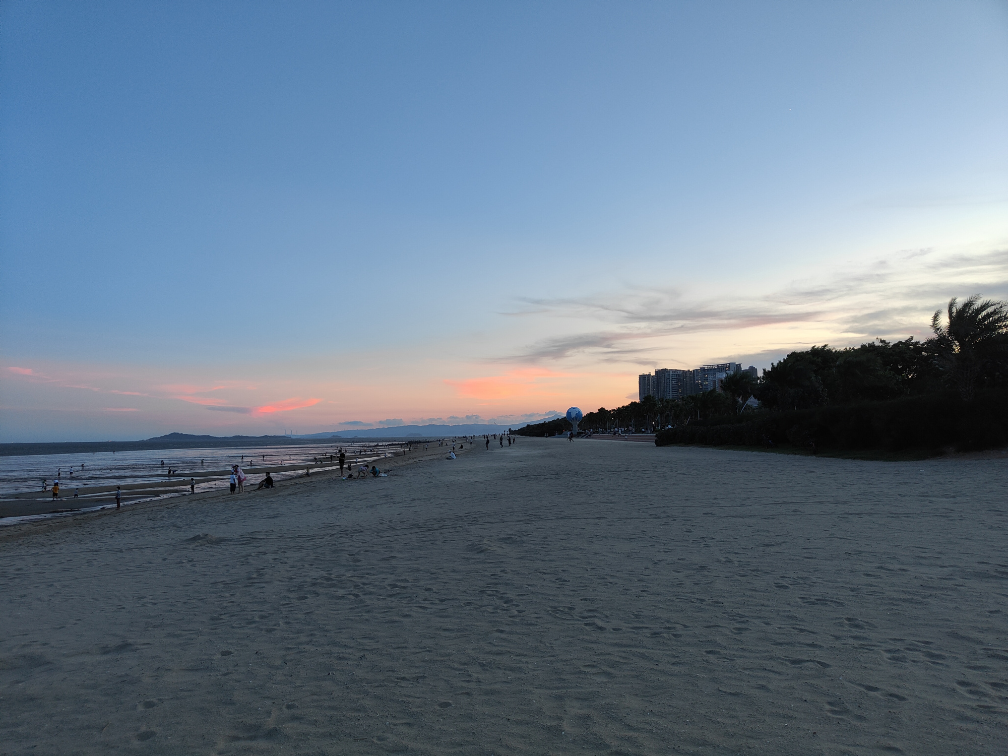 夜幕下的厦门海边,宁静惬意