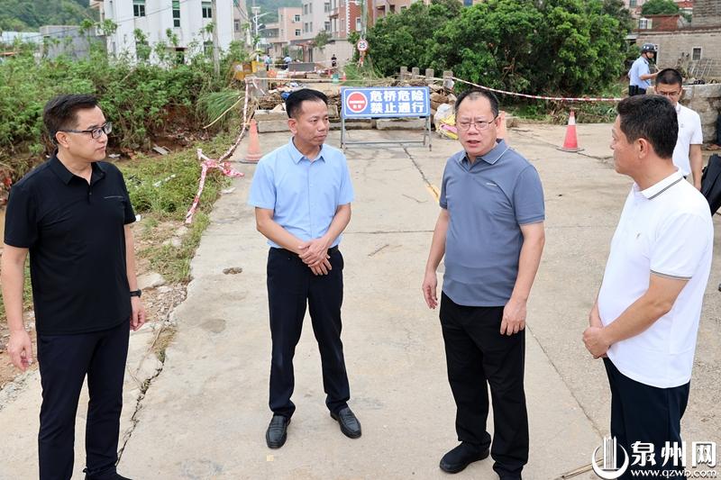 张毅恭察看灾情并指导灾后恢复重建工作