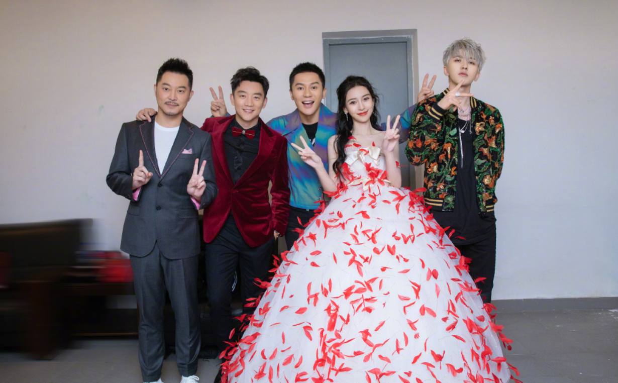 蔡徐坤2021年第一张合照有!高冷拽男万年不变的剪刀手帅气又可爱