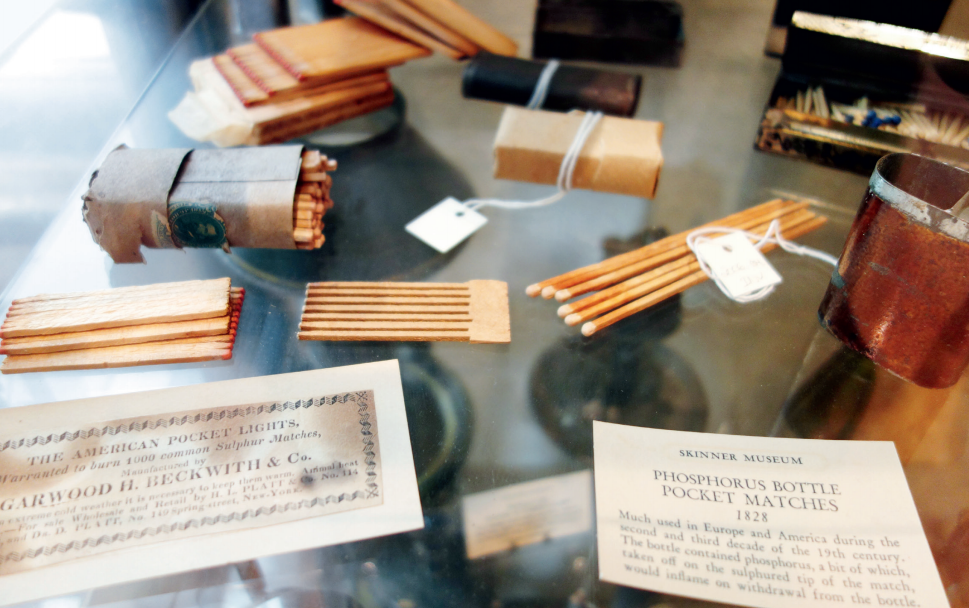 19 世纪 20 年代的黄磷火柴,通过使用末端涂硫磺的火柴在内壁涂磷的瓶