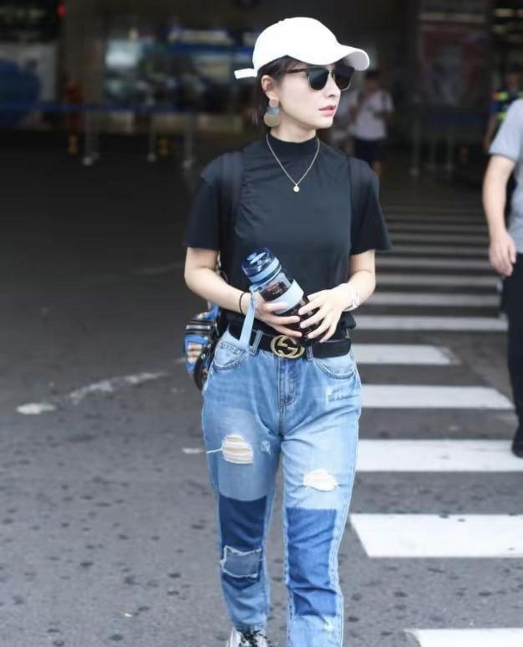 吴昕的裤子也提得太高了吧,内痕都勒出来了,都尴尬到姥姥家去了.