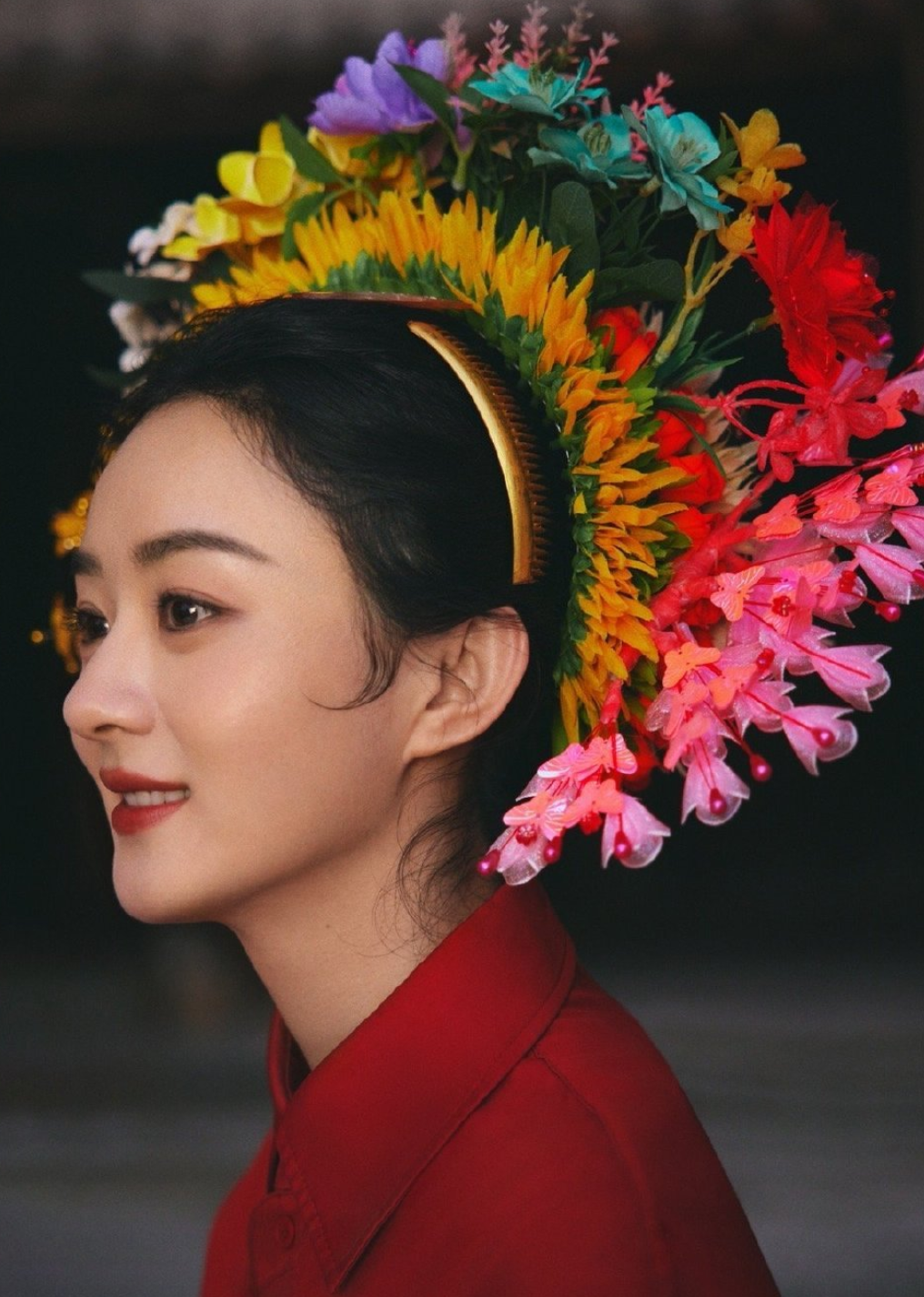 赵丽颖和毛晓彤的同款蟳埔女簪花围造型图,谁舒配度更高更出圈?