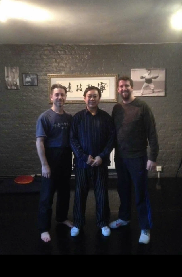 马保国去英国表演太极,还录制唱歌专辑,收徒弟送好自为之签名