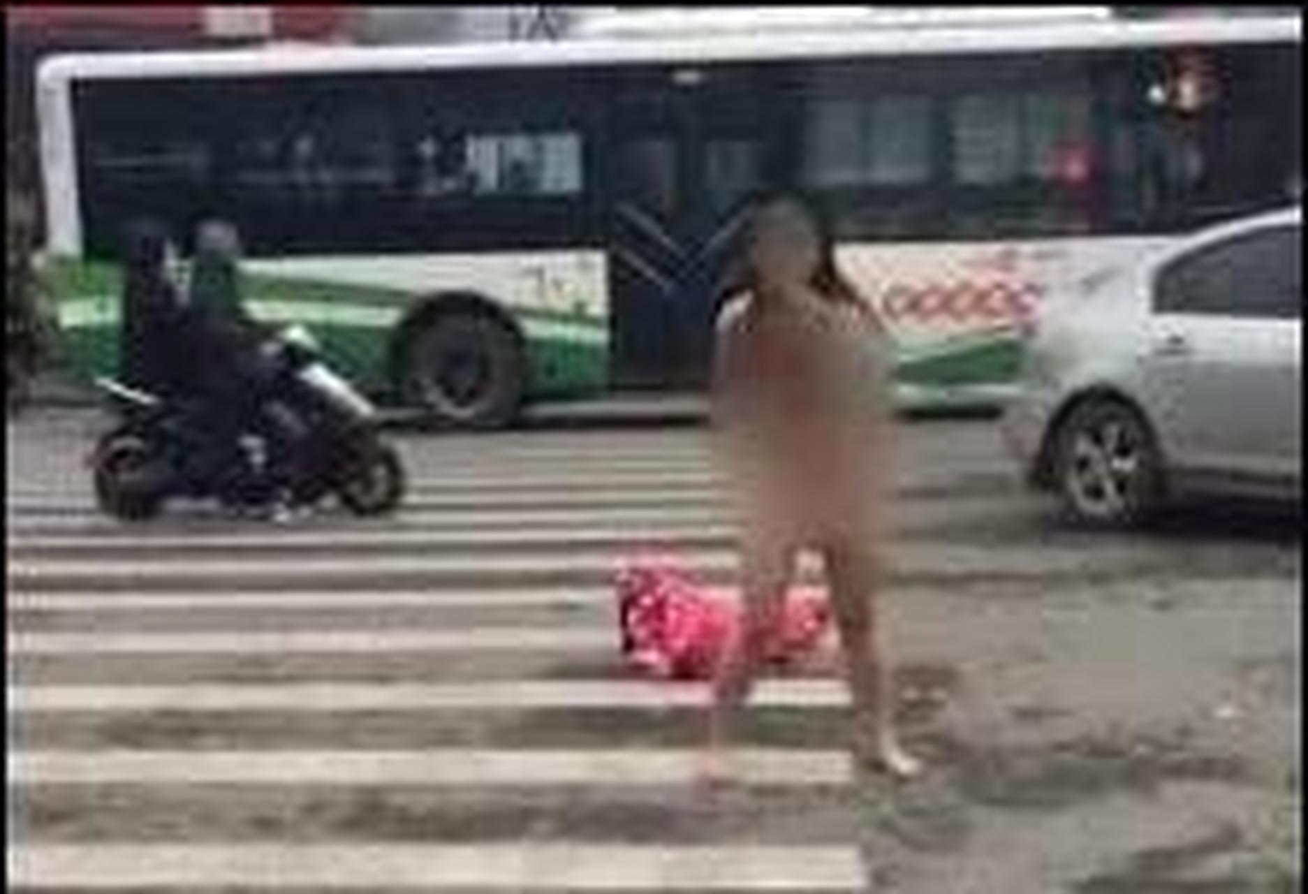 女人在街上脱光了衣服,对着丈夫吼道:"我就是要报复你出轨,让所有男人