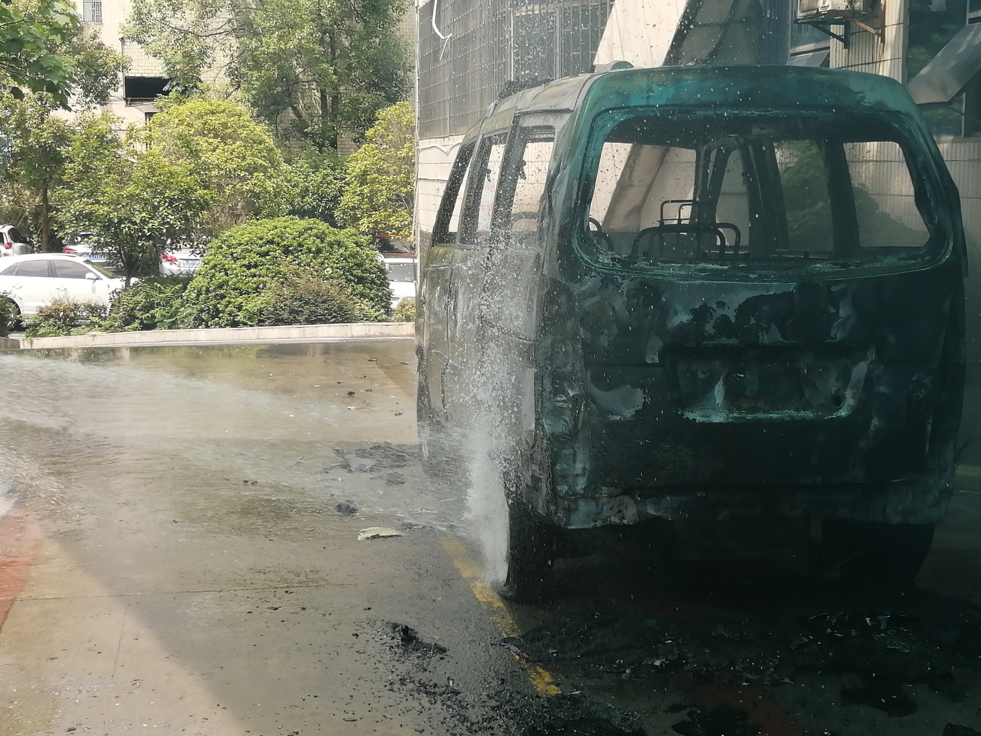 郴州一面包车起火,现场发出爆炸声响,烟雾弥漫整栋楼,消防15分钟扑灭