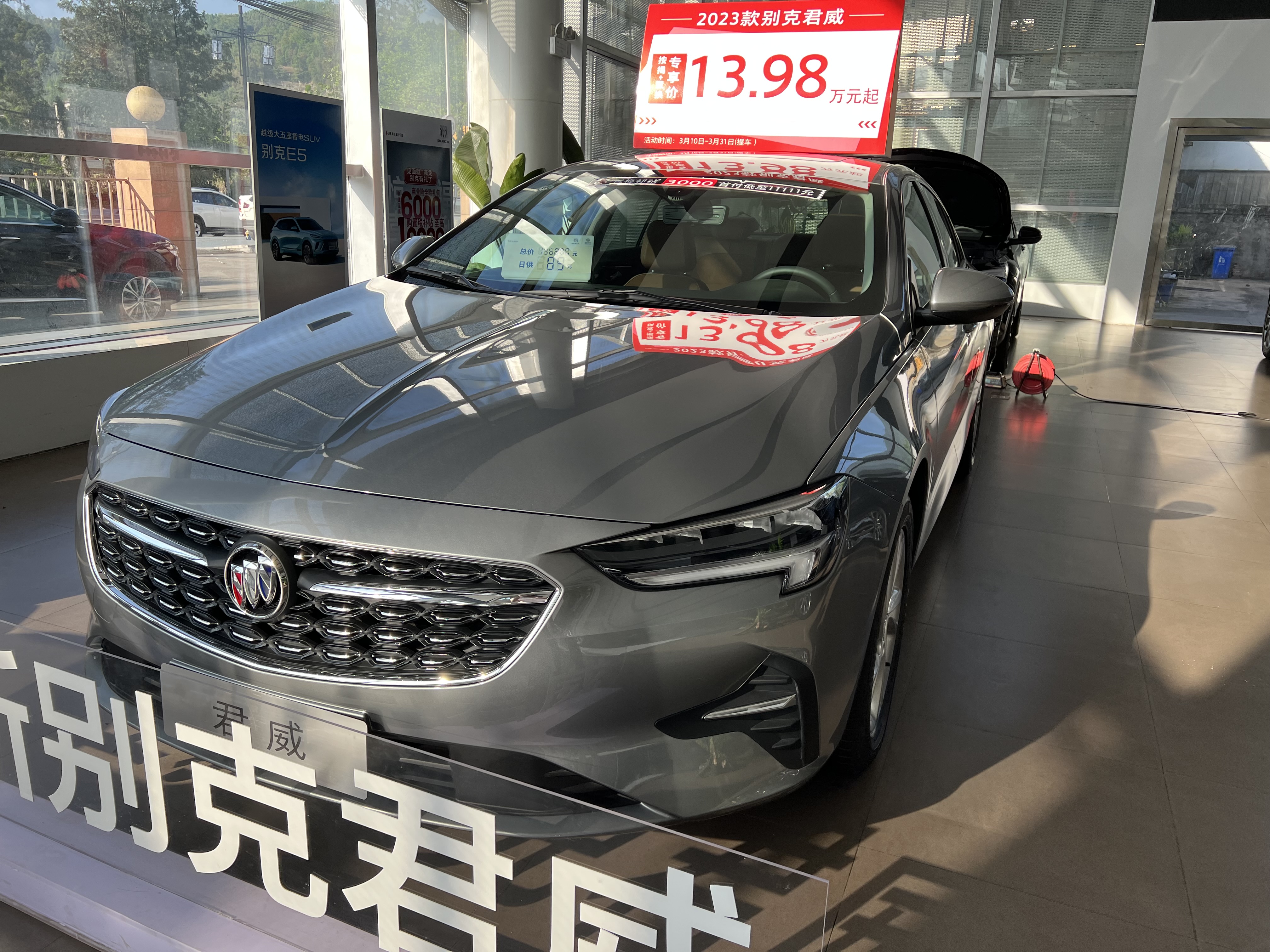 别克君威是一款b级轿车,车长4904mm,轴距2829mm,后排和后备箱的空间都