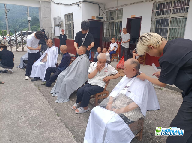 川山坪镇社工站:指尖聚爱,义剪传情