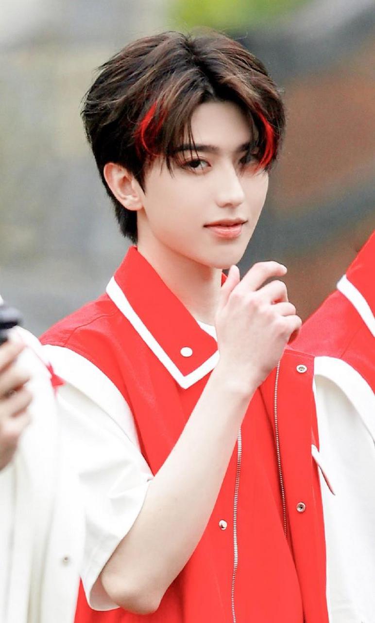 奔跑吧今天继续录制,蔡徐坤(西红柿先生)今天把头发的两侧给挑染成了