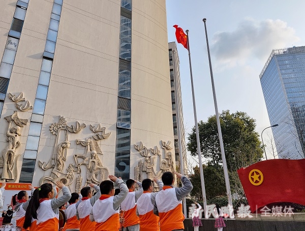 队歌嘹亮 上海市青少年活动中心今天上午开学