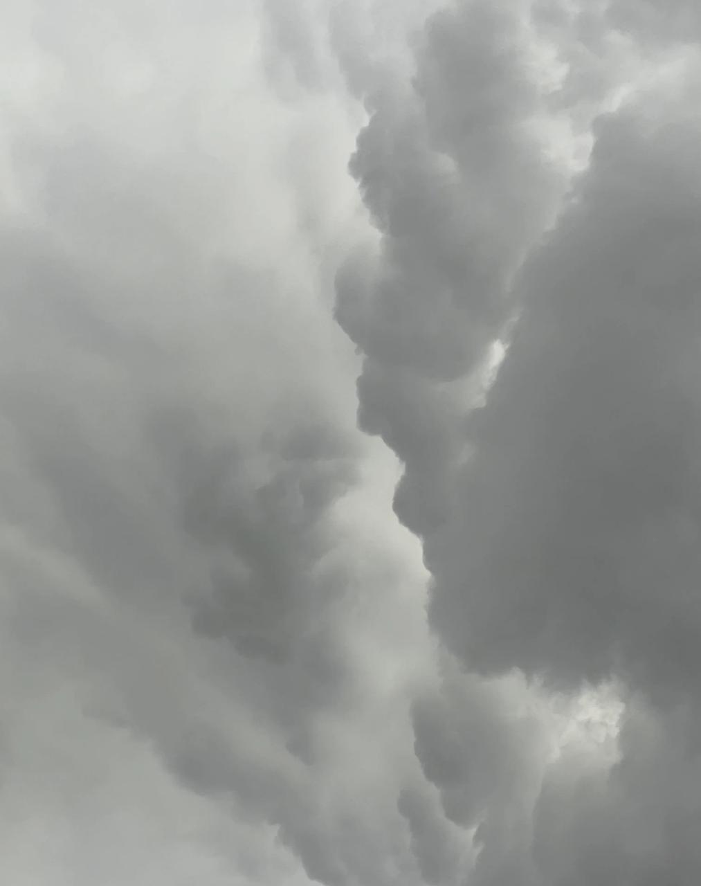 此时此刻的北京海淀 乌云密布电闪雷鸣 是要下大雨了吧?